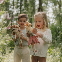 Little Dutch knuffelpop Forest Friends Sam is een zachte, schattige pop in vosjesoutfit. Veilig vanaf 12 maanden, 35 cm. Een ideaal cadeau! VanZus