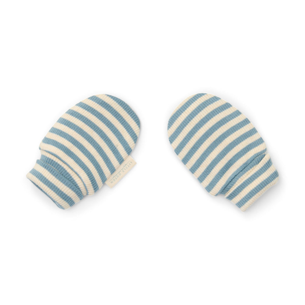 Krabt jouw kindje zichzelf vaak ik zijn slaap? Met deze speciale krabwantjes in de variant stone blue stripe van het merk Little Dutch voorkom je dat je kleintje zichzelf krabt in zijn slaap. Hierdoor gaat jouw kleine een fijne nachtrust tegemoet! VanZus