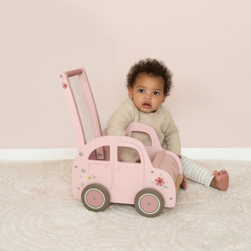 De Little Dutch loopwagen roze is ideaal voor kinderen van 1-4 jaar. Prachtig design met bloemendetails en vintage details. Nu verkrijgbaar bij VanZus.
