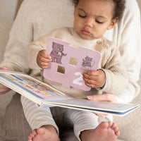 Met Little Dutch mijn puzzelboek tel je mee? leren kinderen spelenderwijs tellen en ontdekken ze een wereld vol cijfers en avontuur. Bestel nu bij VanZus