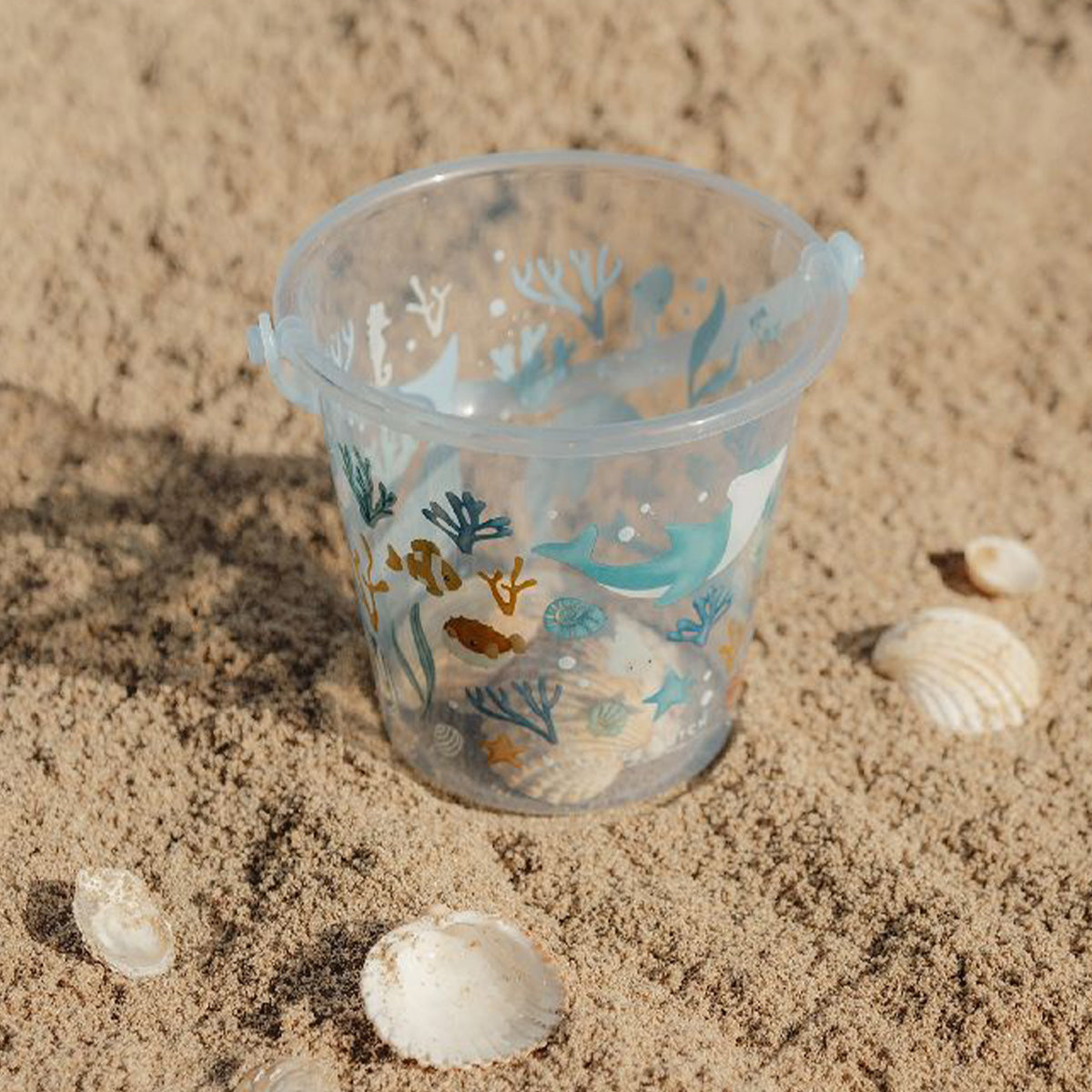 Laat je kindje heerlijk spelen in het zand met deze vrolijke ocean dreams emmer in het blauw van het merk Little Dutch. Deze leuke emmer is een essentieel accessoire voor zand- en wateravonturen op het strand, zwembad of achtertuin. VanZus