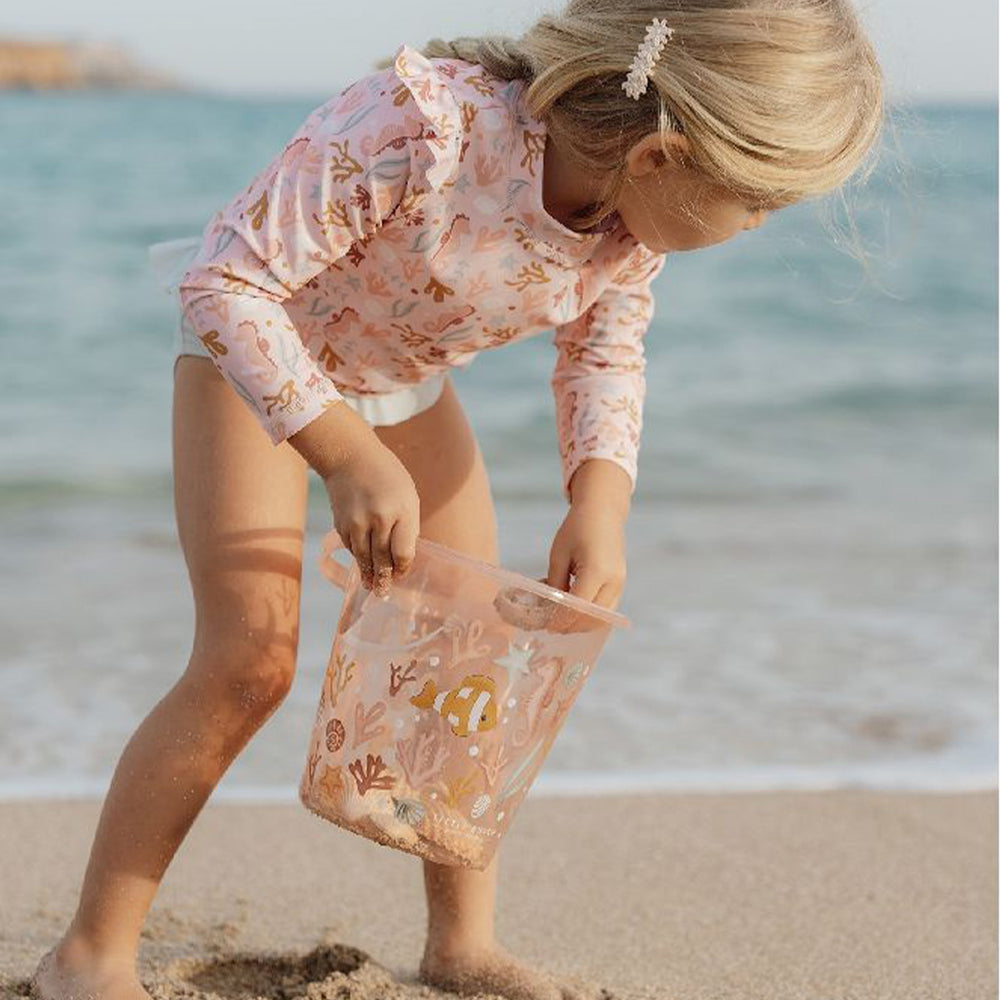Laat je kindje heerlijk spelen in het zand met deze vrolijke ocean dreams emmer in het roze van het merk Little Dutch. Deze leuke emmer is een essentieel accessoire voor zand- en wateravonturen op het strand, zwembad of achtertuin. VanZus