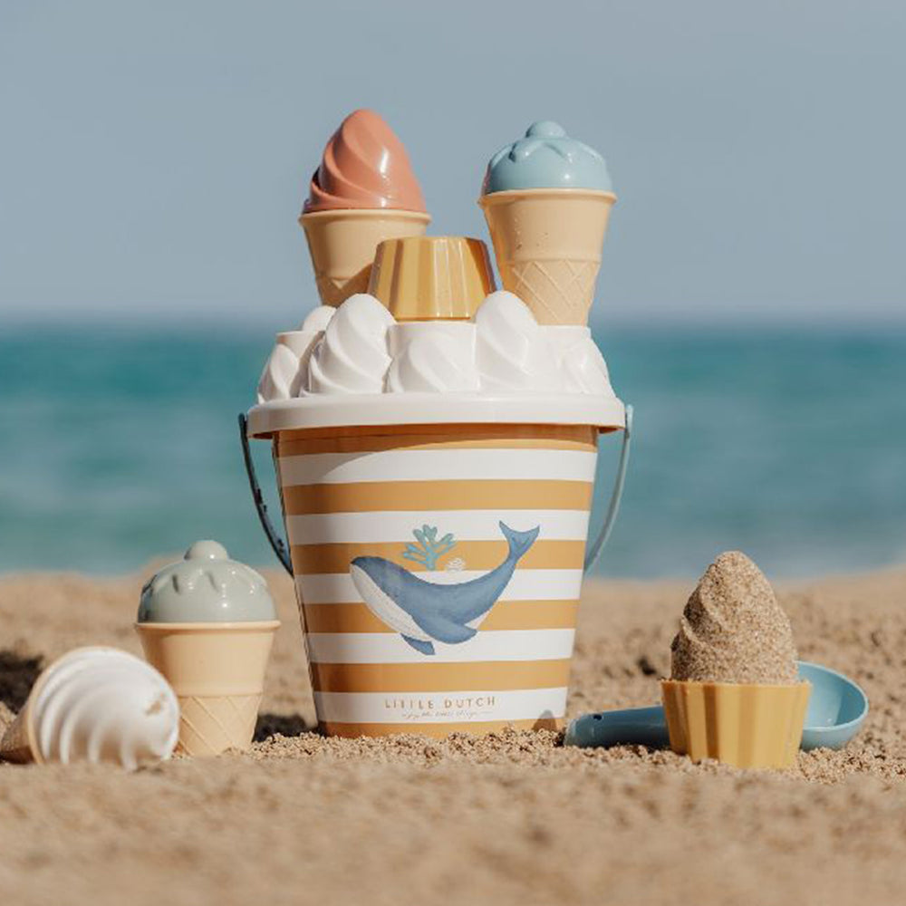 Maak de lekkerste ijsjes van zand met deze superleuke 14-delige ijsjes strandset van het merk Little Dutch. Met deze geweldige strandset kan je kindje de lekkerste zandijsjes maken. VanZus