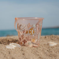 Laat je kindje heerlijk spelen in het zand met deze vrolijke ocean dreams emmer in het roze van het merk Little Dutch. Deze leuke emmer is een essentieel accessoire voor zand- en wateravonturen op het strand, zwembad of achtertuin. VanZus