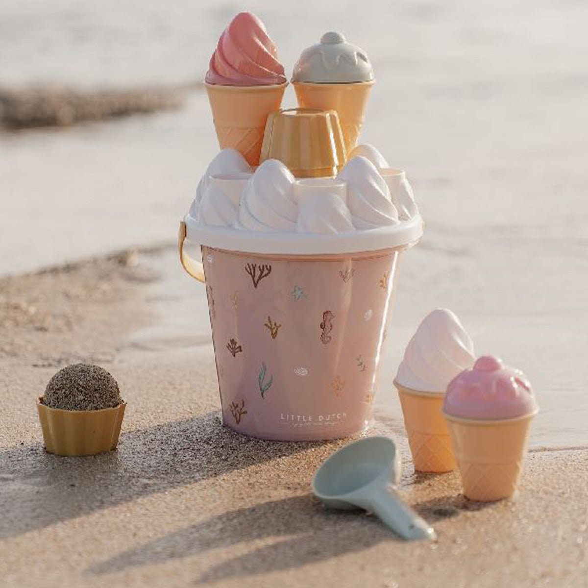 Maak de lekkerste ijsjes van zand met deze superleuke 14-delige ijsjes strandset van het merk Little Dutch. Met deze geweldige strandset kan je kindje de lekkerste zandijsjes maken. VanZus