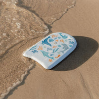 Je kindje zal zich geweldig kunnen vermaken met dit stoere ocean dreams  kickboard in blauw van het merk Little Dutch. Het is het ideale zwemspeelgoed voor jonge zwemmers. VanZus