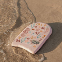 Je kindje zal zich geweldig kunnen vermaken met dit stoere ocean dreams kickboard in roze van het merk Little Dutch. Het is het ideale zwemspeelgoed voor jonge zwemmers.Met zijn stoere ontwerp en levendige kleuren geeft dit kickboard een boost aan het zwemplezier van je kleine waterrat. 