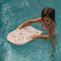 Je kindje zal zich geweldig kunnen vermaken met dit stoere ocean dreams kickboard in roze van het merk Little Dutch. Het is het ideale zwemspeelgoed voor jonge zwemmers.Met zijn stoere ontwerp en levendige kleuren geeft dit kickboard een boost aan het zwemplezier van je kleine waterrat. 
