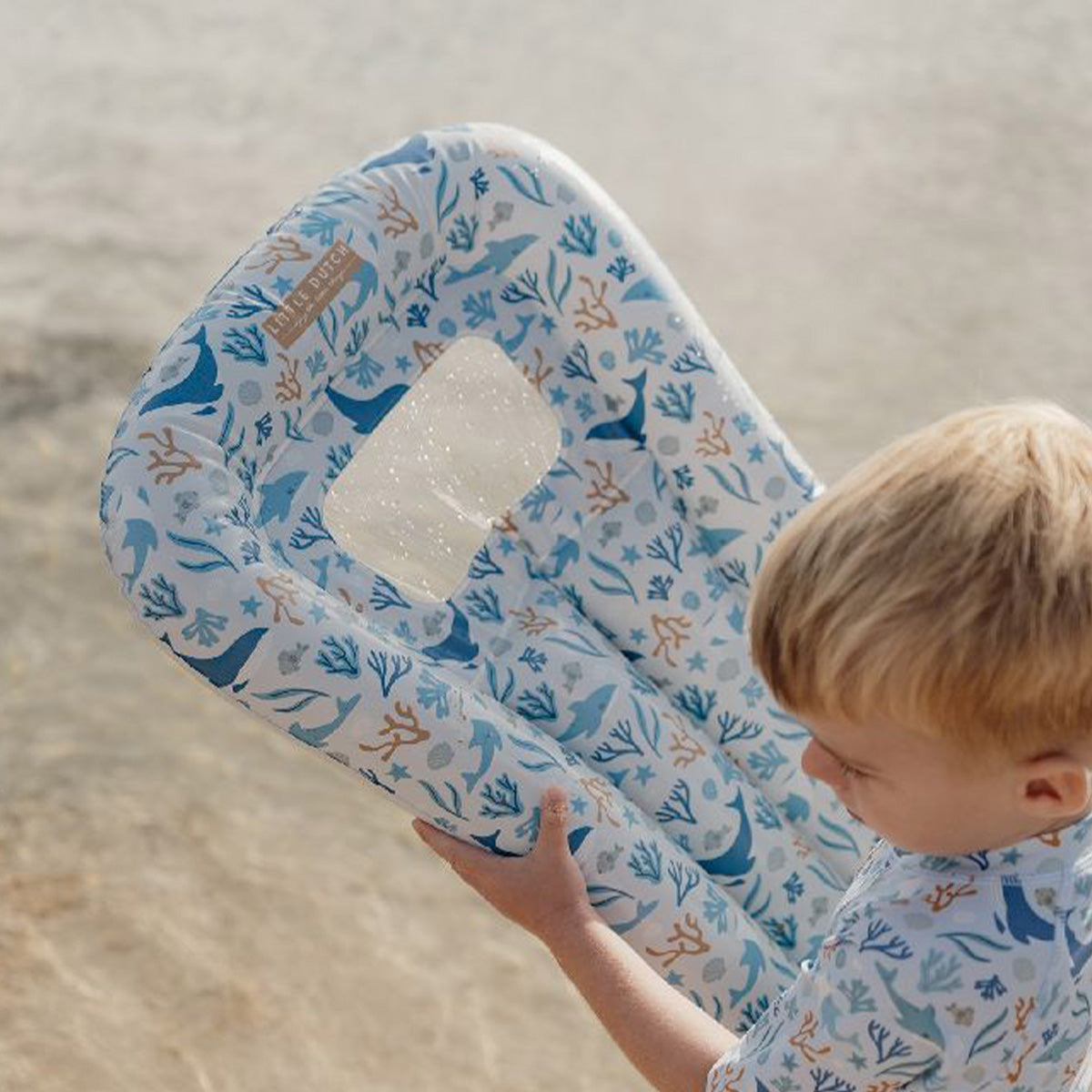 Je kunt heerlijk drijven op het water met dit leuke ocean dreams luchtbed in blauw van het merk Little Dutch. Dankzij het mooie design en de levendige blauwe kleur voegt dit luchtbed een vleugje stijl toe aan elke zwemervaring. VanZus