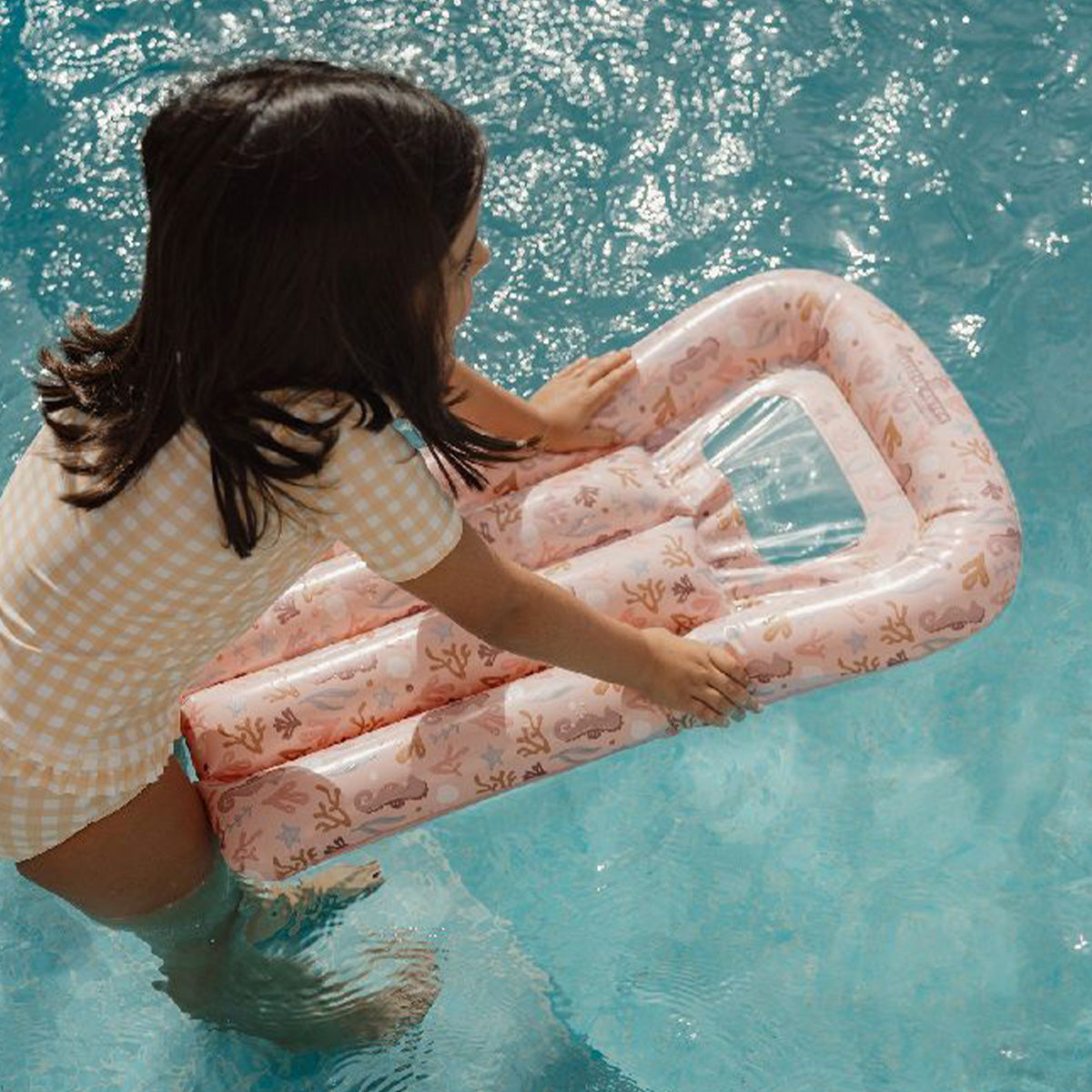 Je kunt heerlijk drijven op het water met dit leuke ocean dreams luchtbed in roze van het merk Little Dutch. Dankzij het mooie design en de levendige blauwe kleur voegt dit luchtbed een vleugje stijl toe aan elke zwemervaring. VanZus