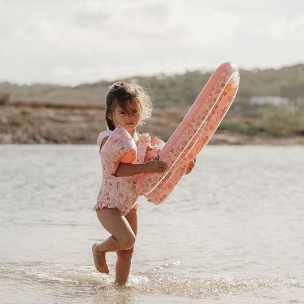 Je kunt heerlijk drijven op het water met dit leuke ocean dreams luchtbed in roze van het merk Little Dutch. Dankzij het mooie design en de levendige blauwe kleur voegt dit luchtbed een vleugje stijl toe aan elke zwemervaring. VanZus