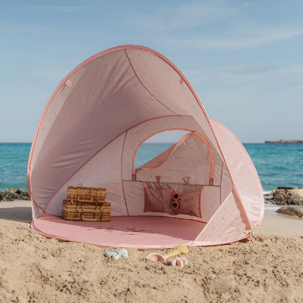Hebben jullie een heerlijk dagje strand op de planning staan? Dan kan deze ocean dreams pop-up tent in roze van Little Dutch niet ontbreken in de strandtas. Deze strandtent is namelijk ideaal voor elke stranddag.VanZus