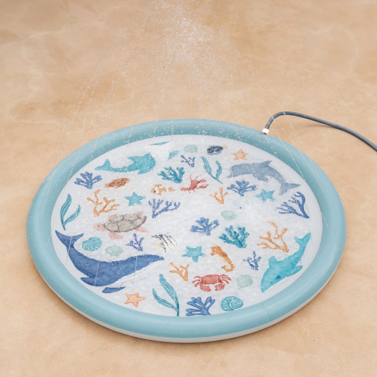 Ben je op zoek naar leuk speelgoed voor een warme zomerdag? Deze sprinklermat oceand dreams in blauw van het merk Little Dutch zorgt voor verfrissend plezier op warme zomerdagen. Deze sprinklermat ziet er superleuk uit en zal een feestje zijn voor je kleintje! VanZus