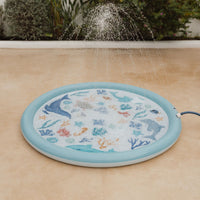 Ben je op zoek naar leuk speelgoed voor een warme zomerdag? Deze sprinklermat oceand dreams in blauw van het merk Little Dutch zorgt voor verfrissend plezier op warme zomerdagen. Deze sprinklermat ziet er superleuk uit en zal een feestje zijn voor je kleintje! VanZus