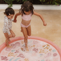 Ben je op zoek naar leuk speelgoed voor een warme zomerdag? Deze sprinklermat oceand dreams in roze van het merk Little Dutch zorgt voor verfrissend plezier op warme zomerdagen. VanZus