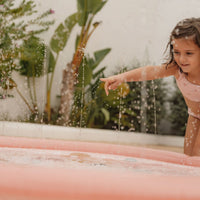 Ben je op zoek naar leuk speelgoed voor een warme zomerdag? Deze sprinklermat oceand dreams in roze van het merk Little Dutch zorgt voor verfrissend plezier op warme zomerdagen. VanZus