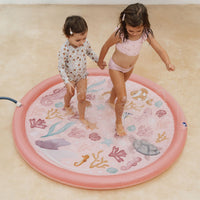 Ben je op zoek naar leuk speelgoed voor een warme zomerdag? Deze sprinklermat oceand dreams in roze van het merk Little Dutch zorgt voor verfrissend plezier op warme zomerdagen. VanZus