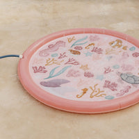 Ben je op zoek naar leuk speelgoed voor een warme zomerdag? Deze sprinklermat oceand dreams in roze van het merk Little Dutch zorgt voor verfrissend plezier op warme zomerdagen. VanZus