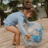 Dit is een strandbal zoals je die nog nooit hebt gezien! In deze strandbal ocean dreams strandbal 3D figuur blauw zit namelijk een walvis! Met zijn coole uiterlijk, zorgt deze gave strandbal voor eindeloze speel plezier op het strand, zwembad of in de achtertuin. VanZus