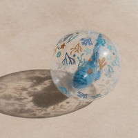 Dit is een strandbal zoals je die nog nooit hebt gezien! In deze strandbal ocean dreams strandbal 3D figuur blauw zit namelijk een walvis! Met zijn coole uiterlijk, zorgt deze gave strandbal voor eindeloze speel plezier op het strand, zwembad of in de achtertuin. VanZus