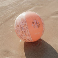 Deze schattige ocean dreams strandbal in roze van het merk Little Dutch is ideaal voor naar het zwembad, het strand of voor op vakantie. Niet alleen zal deze strandbal zorgen voor eindeloos veel speelplezier, ook ziet deze bal een geweldig uit! VanZus