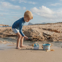 Staat er een dagje strand op de planning? Dan is deze Little Dutch ocean dreams strandset 5-delig in blauw onmisbaar! Deze strandset biedt je kindje uren speelplezier op het strand! VanZus.