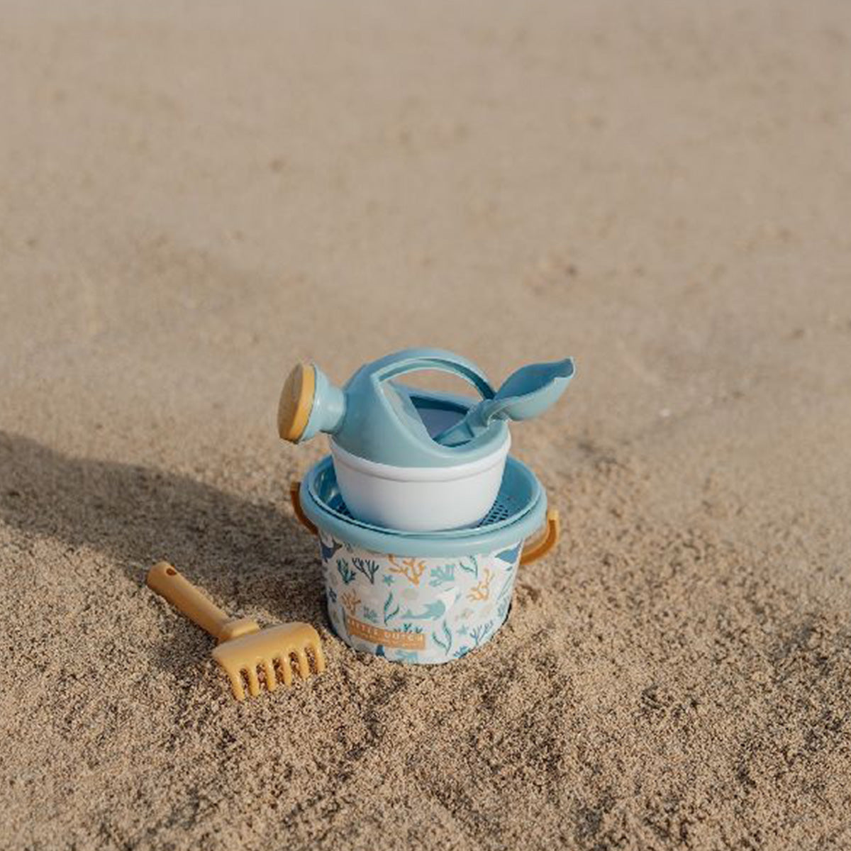 Staat er een dagje strand op de planning? Dan is deze Little Dutch ocean dreams strandset 5-delig in blauw onmisbaar! Deze strandset biedt je kindje uren speelplezier op het strand! VanZus.