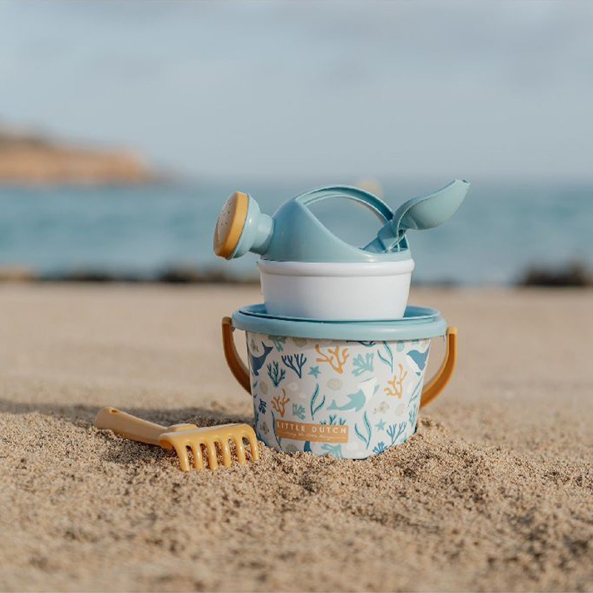 Staat er een dagje strand op de planning? Dan is deze Little Dutch ocean dreams strandset 5-delig in blauw onmisbaar! Deze strandset biedt je kindje uren speelplezier op het strand! VanZus.