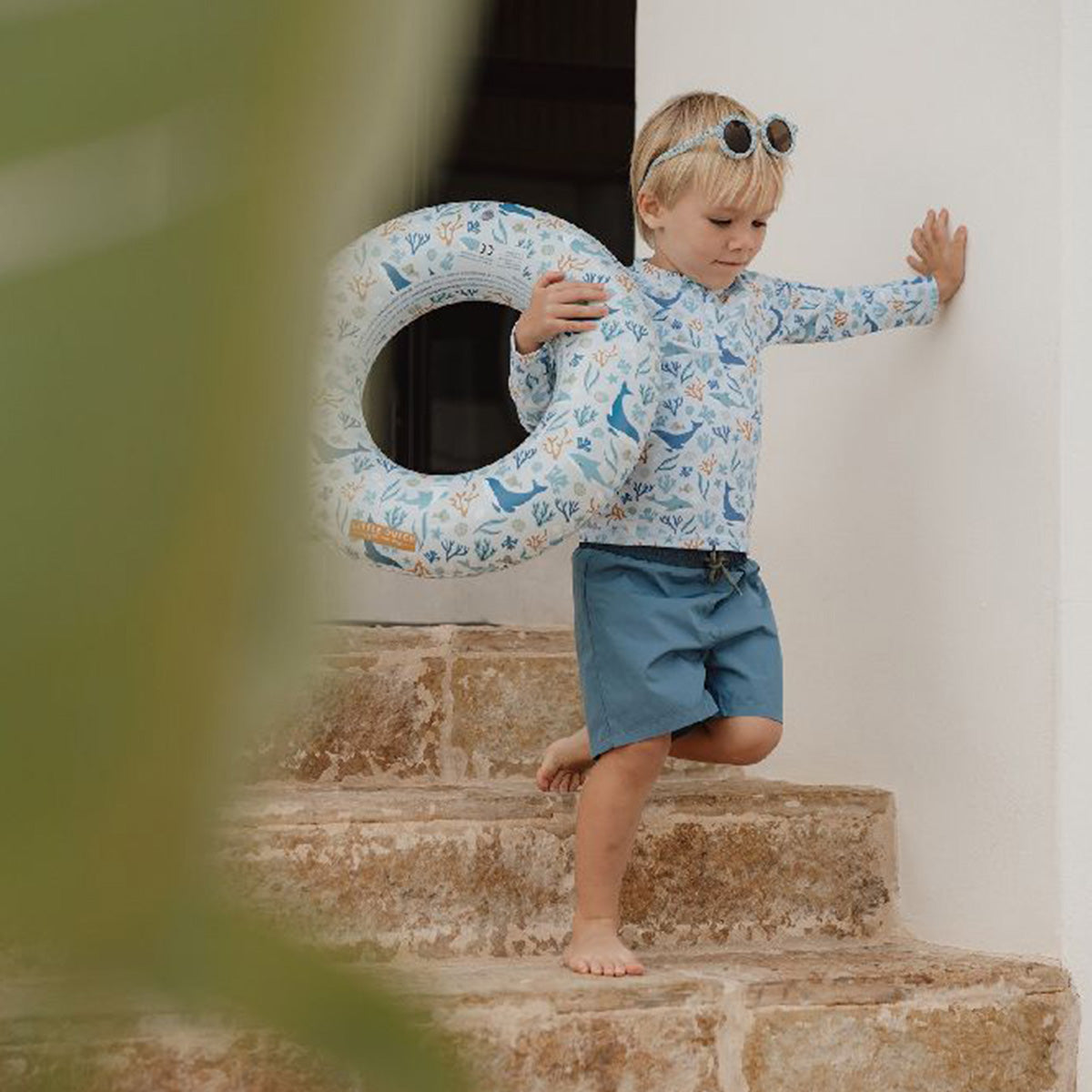 Creëer extra plezier in het water met deze ocean dreams zwemring 50 cm in blauw van het merk Little Dutch. Met deze zwemring kan je kindje heerlijk plonzen en spetteren. Daarnaast biedt de zwemring ook een fijne ondersteuning tijdens het zwemmen. VanZus