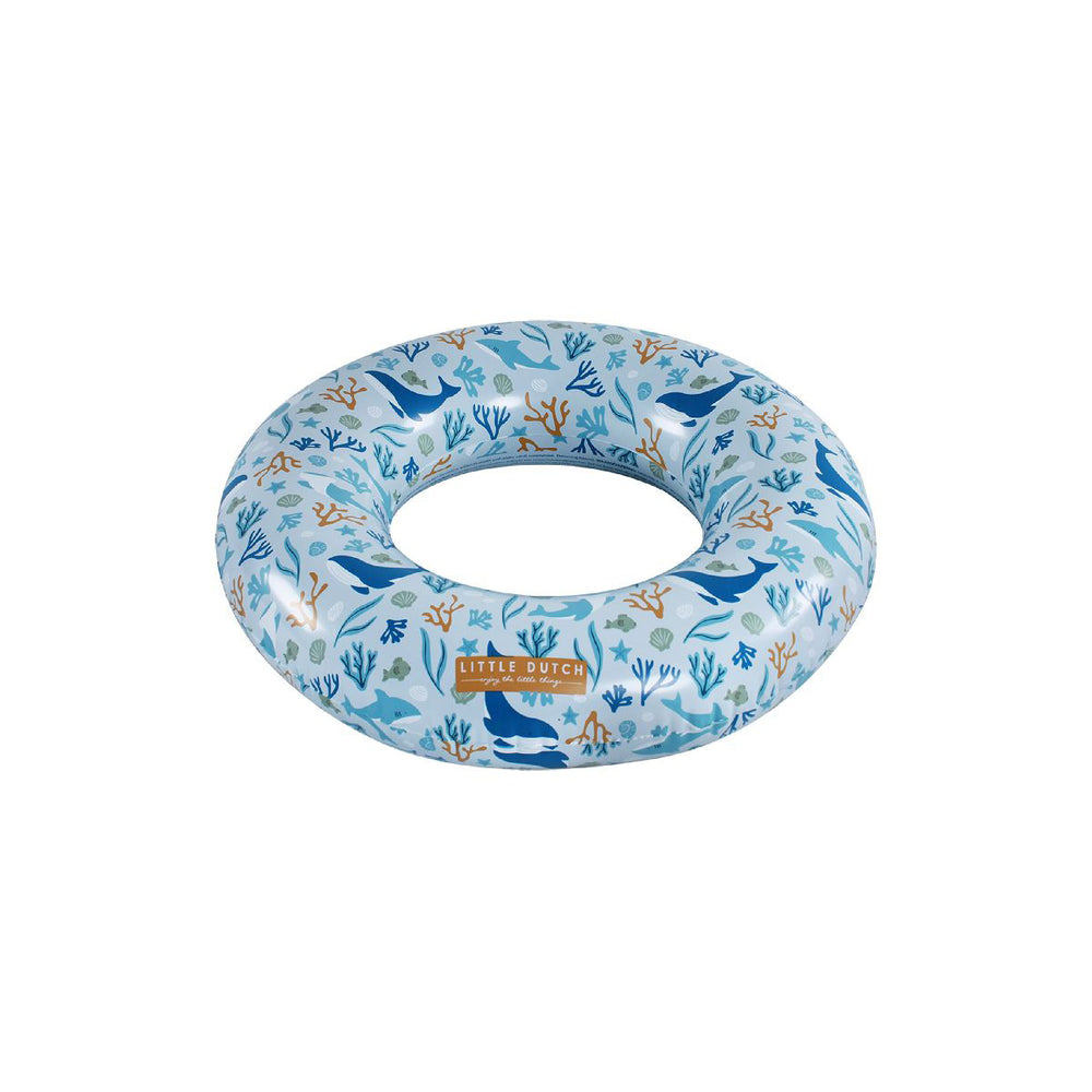 Creëer extra plezier in het water met deze ocean dreams zwemring 50 cm in blauw van het merk Little Dutch. Met deze zwemring kan je kindje heerlijk plonzen en spetteren. Daarnaast biedt de zwemring ook een fijne ondersteuning tijdens het zwemmen. VanZus