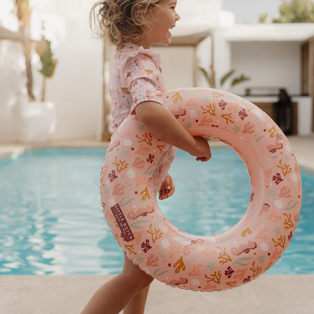 Creëer extra plezier in het water met deze ocean dreams zwemring 50 cm in roze  van het merk Little Dutch. Met deze zwemring kan je kindje heerlijk plonzen en spetteren. Daarnaast biedt de zwemring ook een fijne ondersteuning tijdens het zwemmen. VanZus