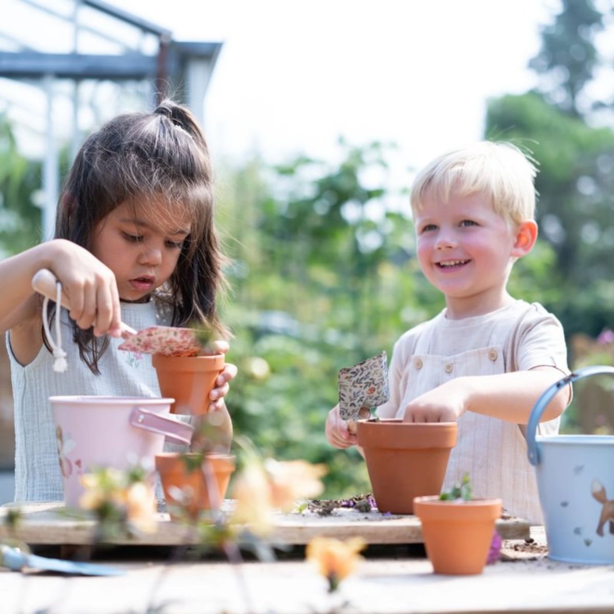 Little Dutch plantenpotje zonnebloem: laat je kinderen genieten van tuinieren met dit schattige terracotta potje. Inclusief aarde en zaadjes. Leuk cadeau. VanZus