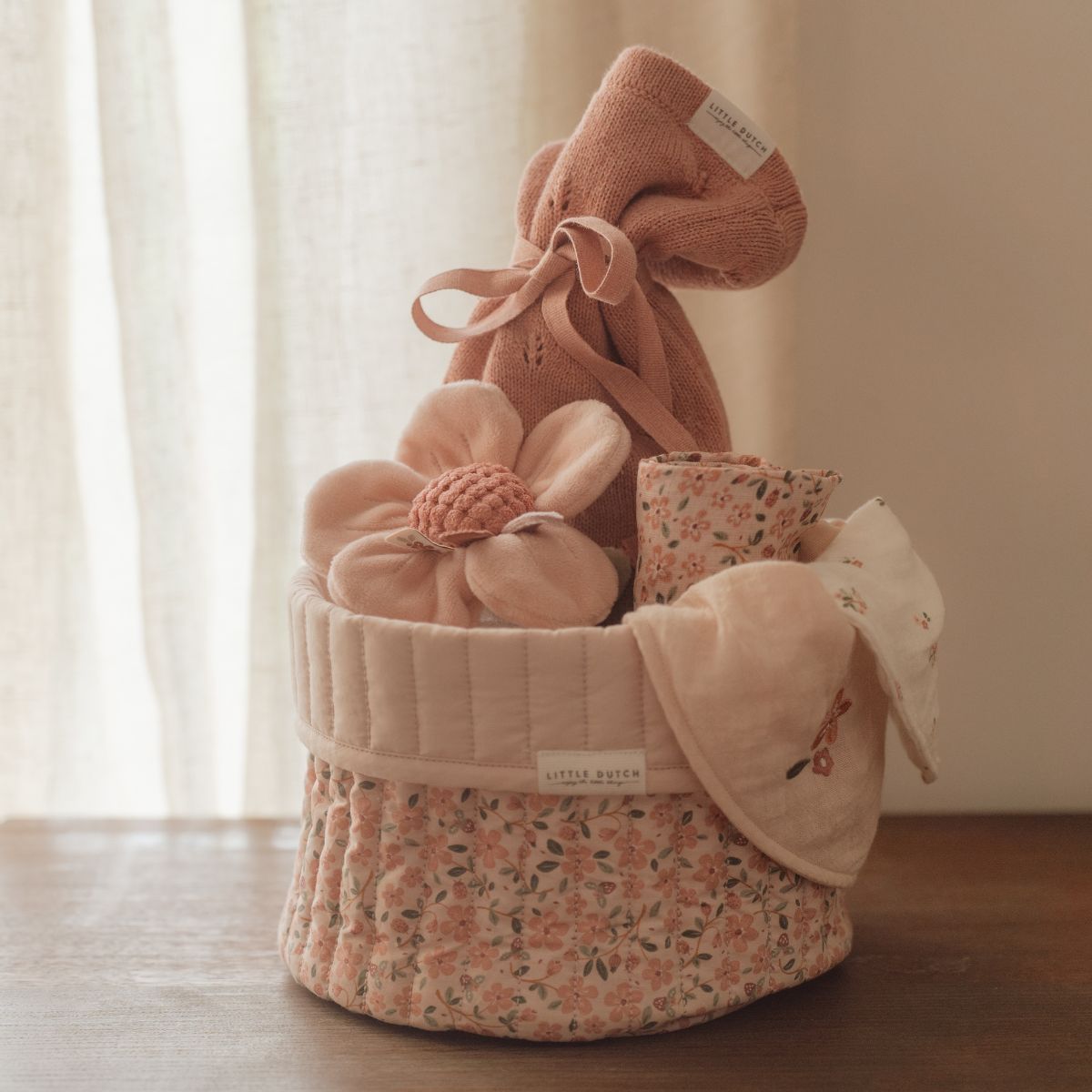 Laat je baby de natuur ontdekken met de Little Dutch rammelaar bloem uit het Fairy Garden-thema. Zachte pastelkleuren en een zacht geluid stimuleren de zintuigen. Perfect als kraamcadeau. VanZus