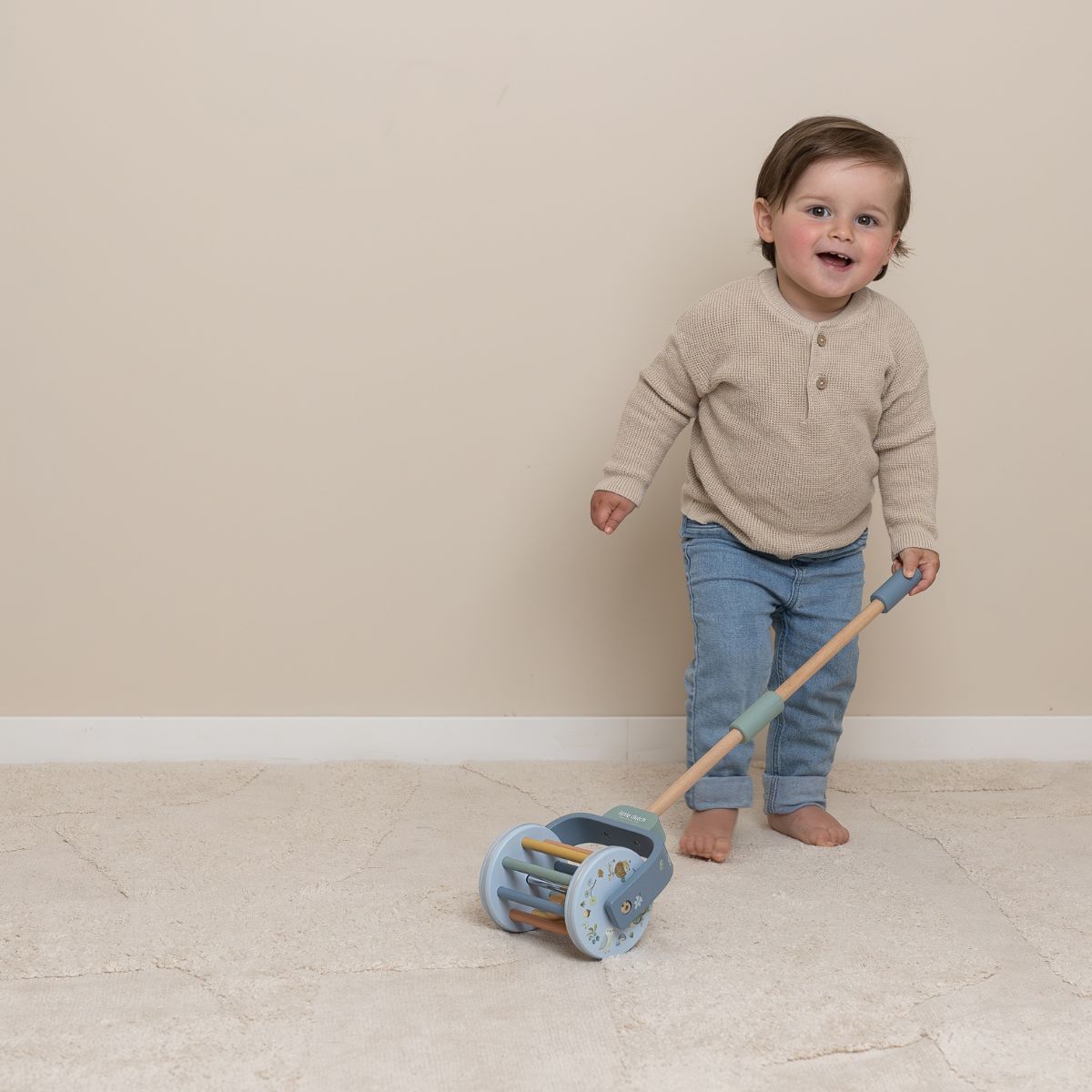 De Little Dutch rammelaar duwstok uit de forest friends-collectie is perfect voor kleine avonturiers! Gemaakt van duurzaam hout, stimuleert het motorische vaardigheden en biedt extra speelplezier. VanZus