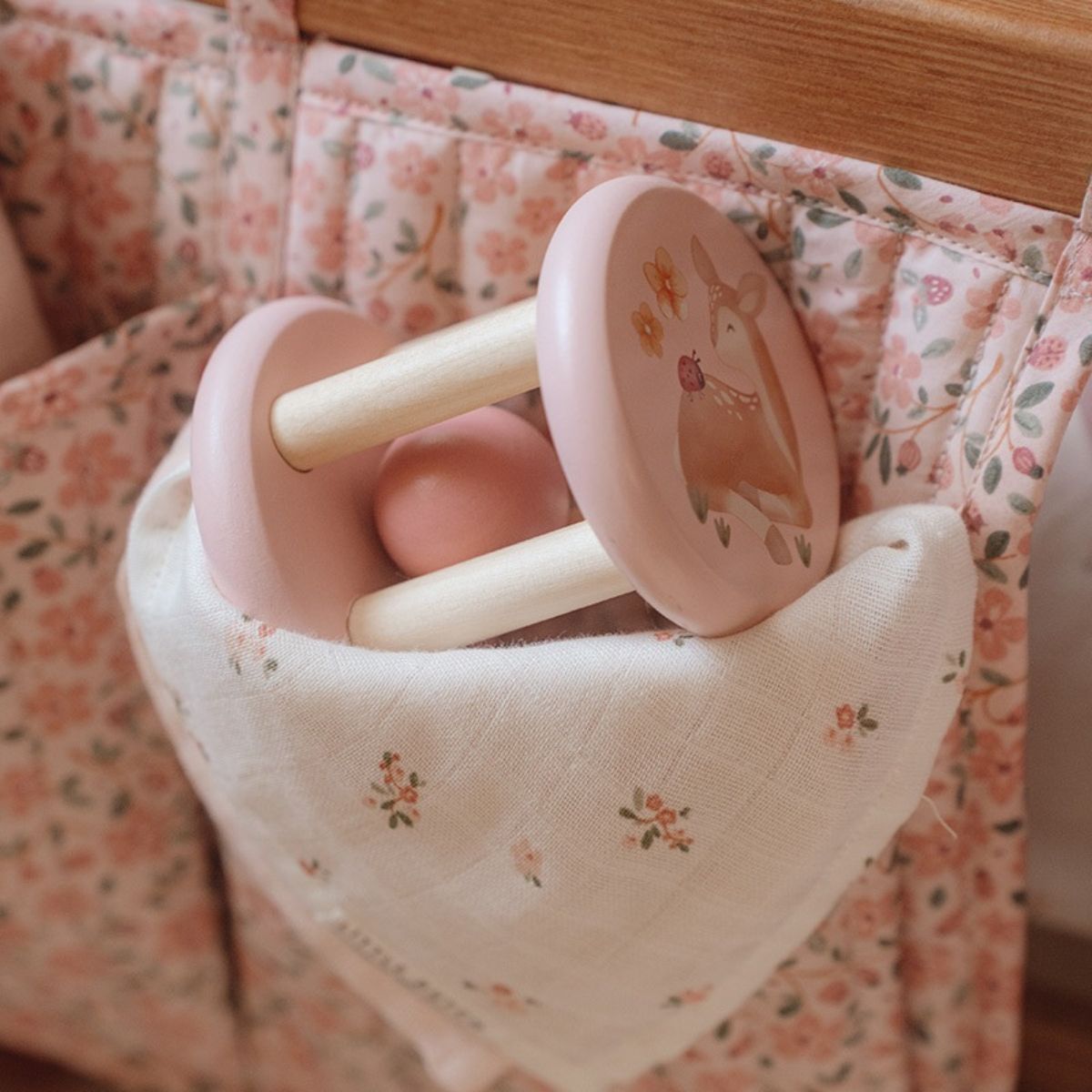 De rammelaar roller uit de fairy garden collectie van het Nederlandse merk Little Dutch is een schattig en stimulerend speeltje voor jouw kleintje. Deze kleurrijke rammelaar heeft een unieke rolvorm en is gemaakt van duurzaam hout. VanZus