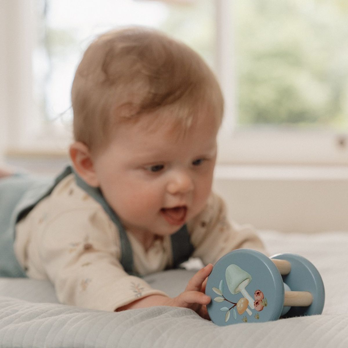 Ontdek de Little Dutch rammelaar roller uit de forest friends-collectie! Dit kleurrijke, houten speeltje prikkelt de zintuigen en is perfect voor kleine handjes. Ideaal als kraamcadeau! VanZus