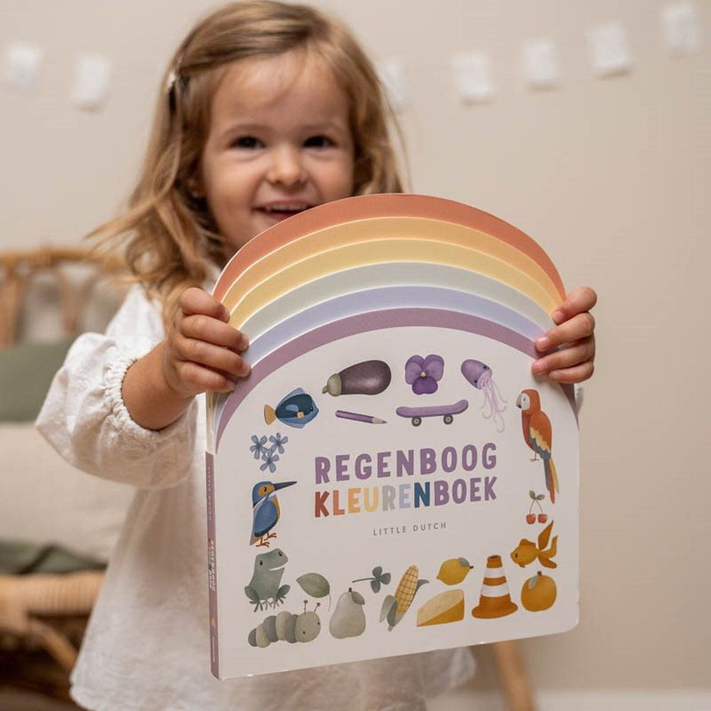 Het Little Dutch regenboog kleurenboek is perfect voor kinderen van 1-4 jaar. Leren kleuren herkennen en woorden benoemen met mooie illustraties. VanZus