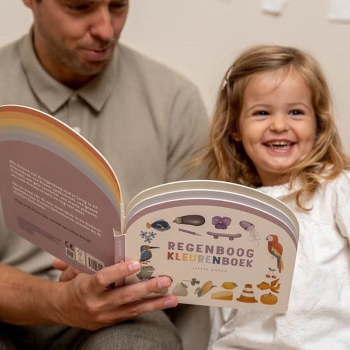 Het Little Dutch regenboog kleurenboek is perfect voor kinderen van 1-4 jaar. Leren kleuren herkennen en woorden benoemen met mooie illustraties. VanZus