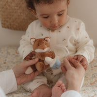 Spelen en ontdekken met de Little Dutch ringrammelaar vos uit het forest friends-thema. Zacht rammelgeluid en veilige materialen stimuleren de zintuigen. Perfect cadeau voor baby's. VanZus