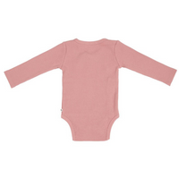 Deze overslag romper met lange mouw rib vintage pink van Little Dutch is een heerlijke basic die je uitstekend kunt combineren met de andere items van Little Dutch! Dit roze rompertje voor jouw kleintje is namelijk superveelzijdig. VanZus