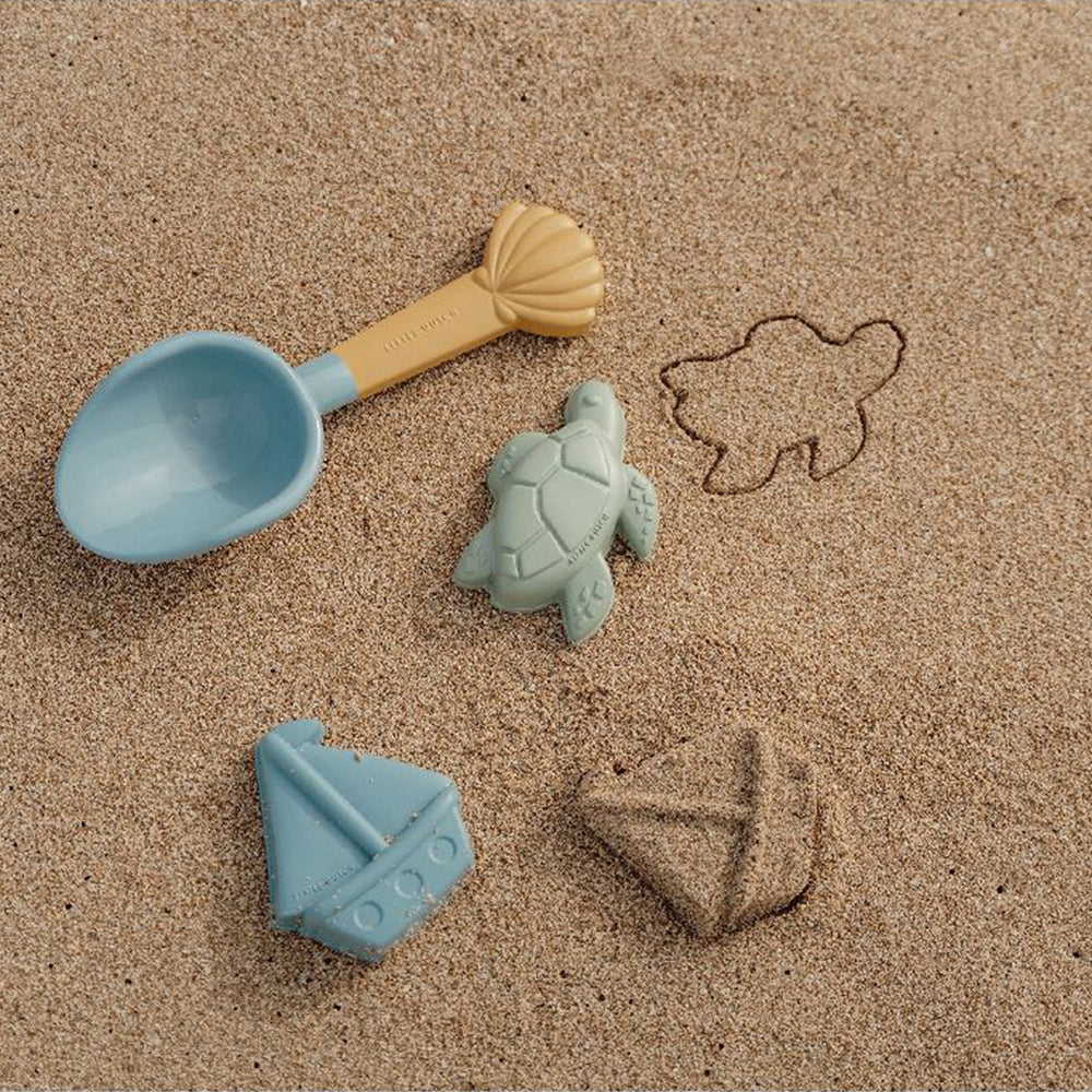 Je kleintje vermaakt zich goed met deze schattige sailors bay strandset 3 delig van het merk Little Dutch. De strandset bestaat uit drie zandspeeltje en ziet er supervrolijk uit. Het is een perfect speelgoedsetje om mee te nemen naar het strand. VanZus