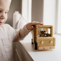 Deze vrolijke houten schoolbus van Little Dutch is klaar om alle poppetjes naar school te brengen. De Amerikaanse schoolbus is geel en heeft ramen en deuren die open en dicht kunnen. Ook leuk als decoratie. VanZus