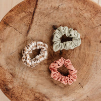 Maak je look compleet met de leuke 3-pack scrunchie van Little Dutch. De elastische haaraccessoires zijn perfect voor het creëren van een mooie knot of staart. De scrunchies zijn gemaakt van zachte, hoogwaardige stoffen die het haar op een comfortabele manier bijeenhouden zonder te trekken of te beschadigen. VanZus