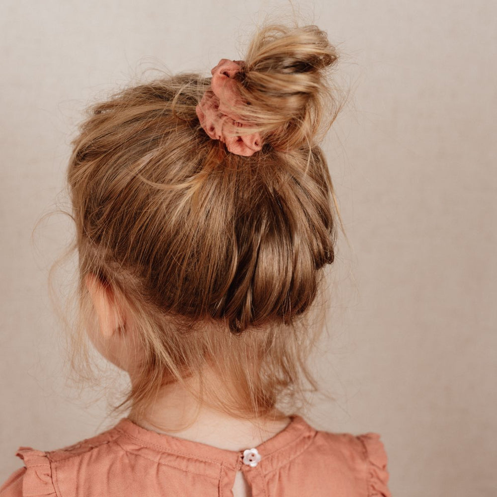 Maak je look compleet met de leuke 3-pack scrunchie van Little Dutch. De elastische haaraccessoires zijn perfect voor het creëren van een mooie knot of staart. De scrunchies zijn gemaakt van zachte, hoogwaardige stoffen die het haar op een comfortabele manier bijeenhouden zonder te trekken of te beschadigen. VanZus