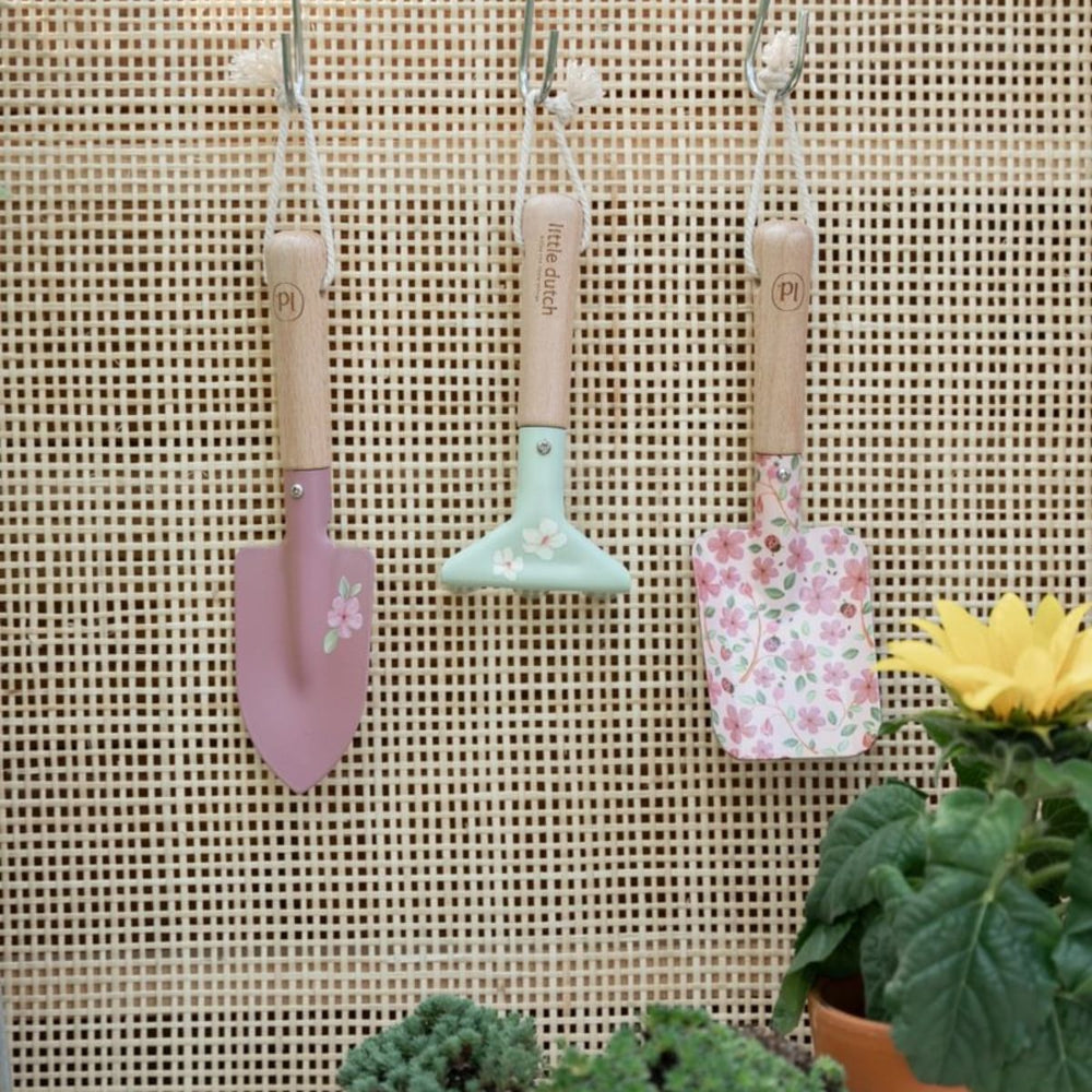 De Little Dutch set tuingereedschap fairy garden is perfect voor jonge tuiniers. Met hark, schep en schoffel in roze. Ook in Forest Friends. Bestel bij VanZus!