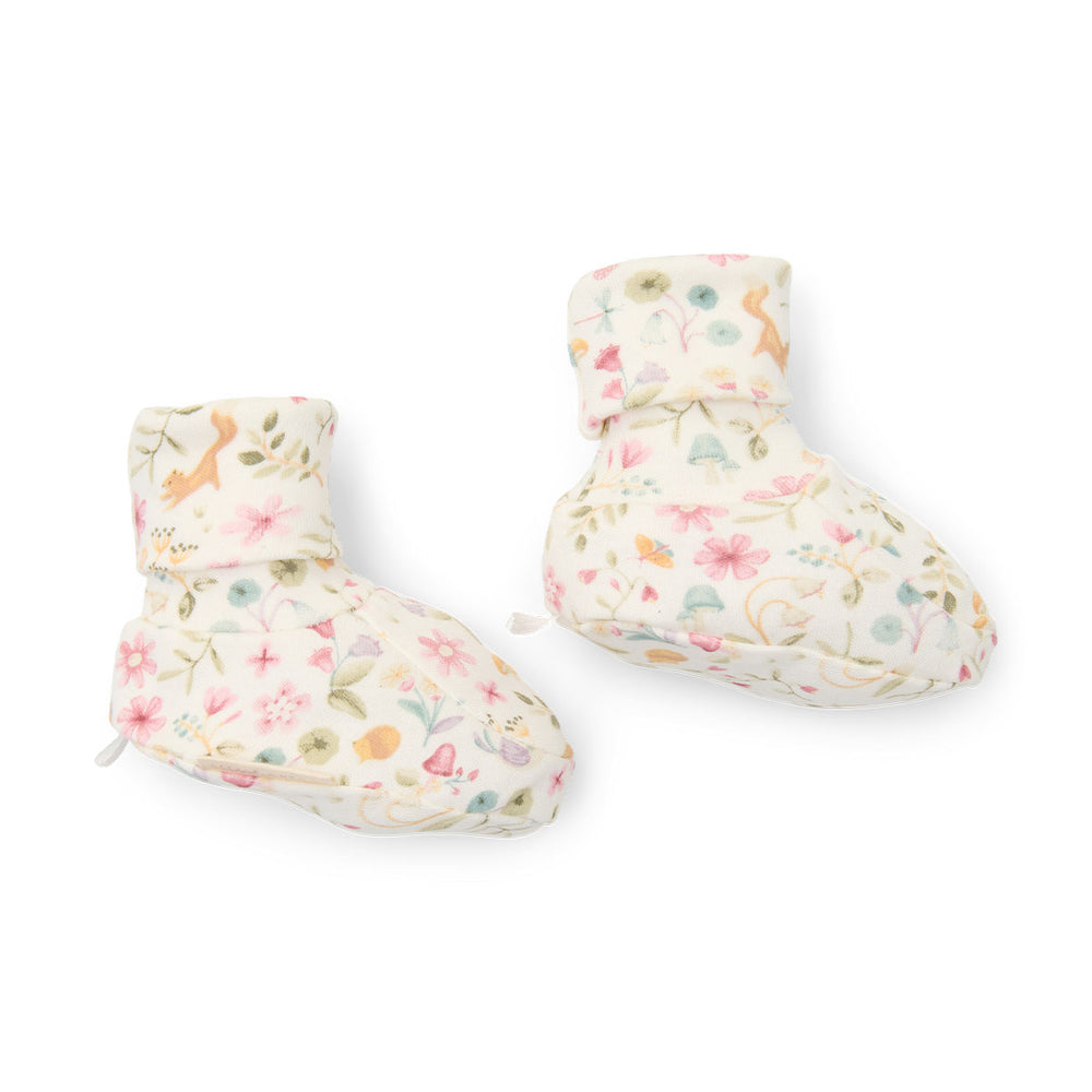 Houd de voetjes van je kleintje heerlijk warm met de schattige Little Dutch slofjes in de fairy garden print. De zachte babysloftjes, gemaakt van biologisch katoen, bieden warmte en comfort aan de voetjes van je kleintje. VanZus
