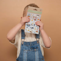 Laat je creativiteit zien met het stickervel van Little Dutch. Versier je kunstwerk of knutselwerkje met vrolijke stickers. Het velletje heeft 28 stickers en zorgt voor veel speelplezier! VanZus