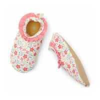 Een dagje strand is niet compleet zonder deze leuke strandschoenen in de variant seashells surf blue van het merk Little Dutch. Deze leuke strandschoenen zien er niet alleen heel leuk uit, maar zijn ook ideaal om in te spelen in het zand of lekker mee het water in te duiken. VanZus