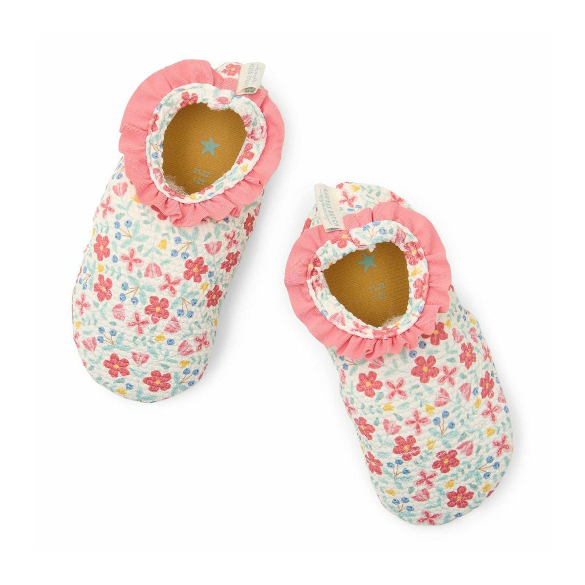 Een dagje strand is niet compleet zonder deze leuke strandschoenen in de variant seashells surf blue van het merk Little Dutch. Deze leuke strandschoenen zien er niet alleen heel leuk uit, maar zijn ook ideaal om in te spelen in het zand of lekker mee het water in te duiken. VanZus
