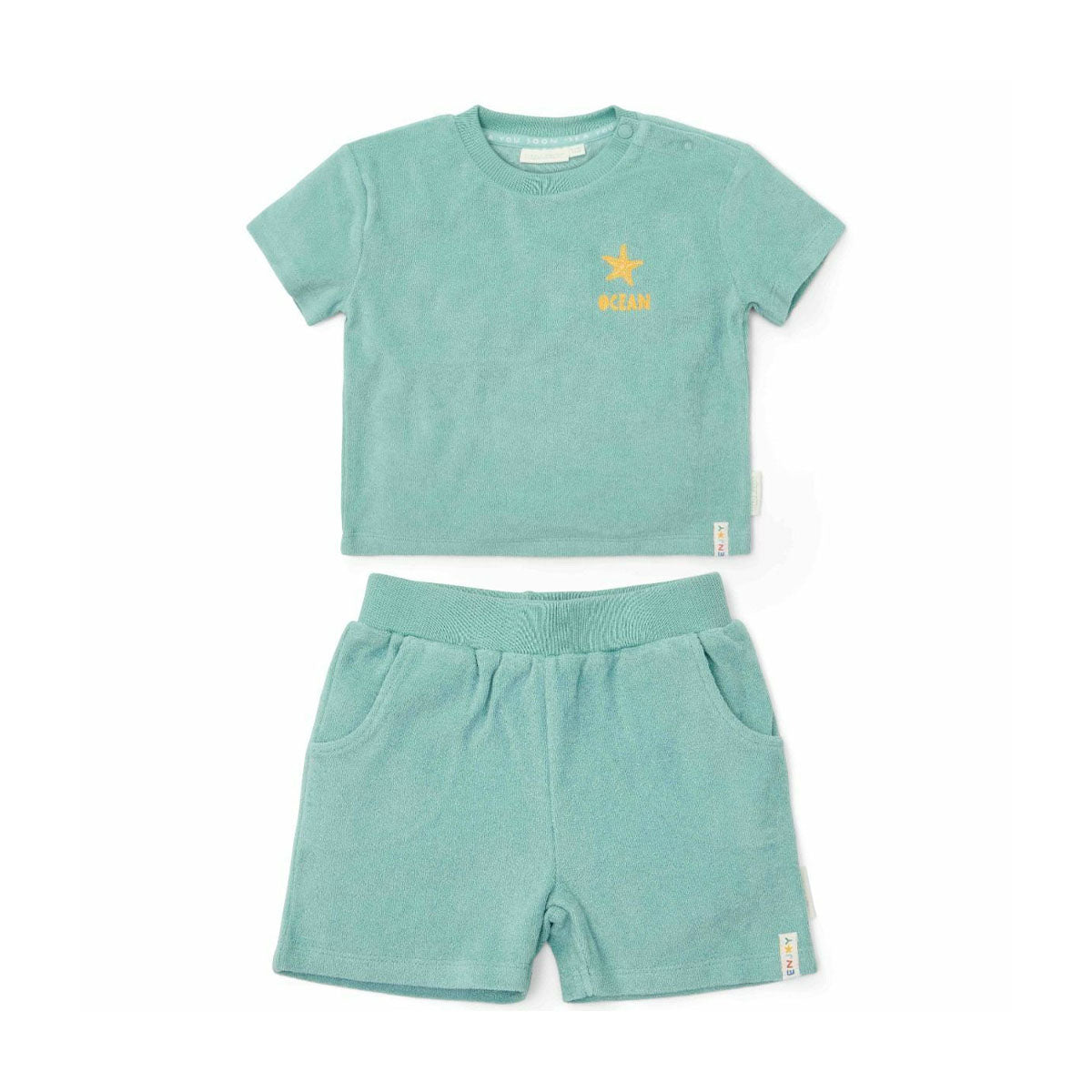 Dit fijne t-shirt en short setje in de variant seashells and stripes surf blue van het merk Little Dutch is gemaakt van badstof. Heerlijk voor naar het strand of voor op vakantie! Het broekje heeft een elastische band wat het aan- en uit trekken gemakkelijk maakt terwijl het ook comfortabel zit voor jouw kleine. VanZus